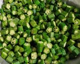 A picture of step 3 of Okra tomato curry.