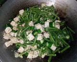 Foto langkah ke 3 dari resep Oseng Mercon K2(kacang kikil).