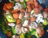 Foto del paso 3 de la receta: Salteado de verduras 🥬🥦🍄con pasta konjac y chorizo vegano💚