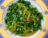 Foto langkah ke 4 dari resep Tumis Kangkung, Sayur Paku (Pakis), Daun Pepaya Khas Minahasa.