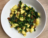Foto del paso 4 de la receta: Espinacas con manzana y pasas