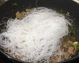รูปขั้นตอนการทำที่ 6 ของ กะเพราวุ้นเส้นหมูเนื้อ