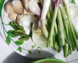 Hình bước làm 2 của món Lẩu gà lá é