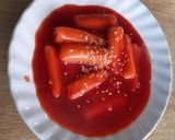 Hình bước làm 2 của món Tokbokki xào cay