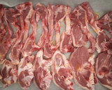Foto del paso 3 de la receta: Chuletillas de Lechal al Horno con Patatas Gajo
