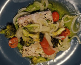 Foto del paso 8 de la receta: Merluza al horno con verduritas y salsa de espinacas