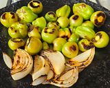 Foto del paso 1 de la receta: Salsa verde tatemada de habanero