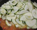 Foto del paso 2 de la receta: Calabacines🍱con pollo🍗en salsa de tomate🍅🥘🥙