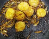 Foto langkah ke 3 dari resep Fried Egg Tofu With Teriyaki Sauce.