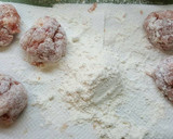 Foto del paso 3 de la receta: Albóndigas de pollo y jamón con tomate y pimientos