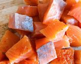 Hình bước làm 3 của món Salad Cá Hồi Xông Khói, Bơ & Rau Quả Sốt Chanh