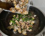 Foto langkah ke 4 dari resep Tumisan Kerang Dara Tomat Cabe Hijau.