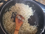 Falso risotto de coliflor al curry con langostinos y champiñones