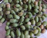 A picture of step 1 of Hara choliya palak salad.