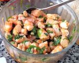 Foto del paso 2 de la receta: Macarrones con setas y langostinos en salsa de pimientos asados