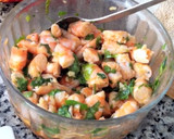 Foto del paso 2 de la receta: Macarrones con setas y langostinos en salsa de pimientos asados