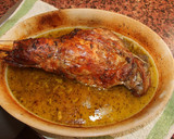 Foto del paso 3 de la receta: Paletilla de cordero al horno con hierbas aromáticas y guarnición de gajos de patata y tomate asados
