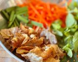 Hình bước làm 2 của món Phở Sắn Trộn Da Gà Nướng