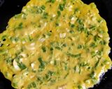A picture of step 3 of Mix flour spring onion cheela.