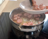 Foto del paso 1 de la receta: Pavo guisado con alcachofas y guisantes
