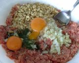 Foto del paso 2 de la receta Albóndigas con piñones en salsa de vino
