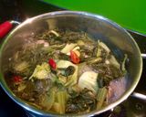 Hình bước làm 5 của món Canh cải chua nấu đầu cá ngạnh