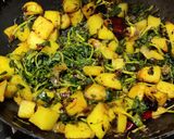 A picture of step 4 of Methi aloo fry.
