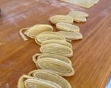 Foto del paso 2 de la receta: Fideos cortados a mano 🌸
