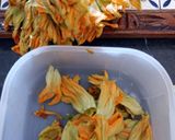 Foto del paso 1 de la receta: Crema de flor de calabaza y elote 🍂🌽