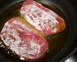 Foto del paso 1 de la receta: Filetes en salsa cremosa de cebolla