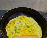 Foto langkah ke 3 dari resep Tamagoyaki isi sosis (Telur Dadar Gulung).