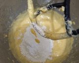 Foto langkah ke 4 dari resep Vanilla Cupcake (Moist and Fluffy).