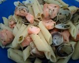 Foto del paso 3 de la receta: Maccherioni con salmón y almejas en salsa verde