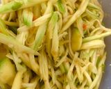 Foto langkah ke 3 dari resep Thai Mango Salad.