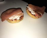 Foto del paso 2 de la receta: Pan tostado con queso y salmón