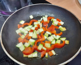 Foto del paso 2 de la receta: Ensalada templada de lentejas, canónigos, calabacín y pimiento