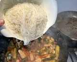 Foto del paso 16 de la receta: Fideos chinos con pollo y verduras