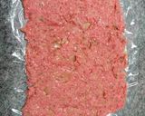 Foto del paso 3 de la receta: Rollo de carne picada relleno de jamón y queso