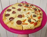Foto del paso 11 de la receta: Pizza Margarita 🍅🌿 (Tomate Cherry, Albahaca y Ajo) + Pizza Pepperoni 🍕🔥