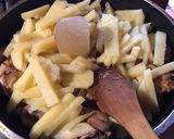 Foto del paso 2 de la receta: Pollo al sartén con crema y papas