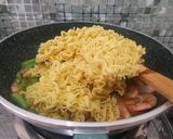Gambar langkah 4 resipi Mee goreng udang.