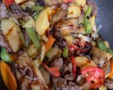 صورة لخطوة 4 من وصفة كفتة مع البطاطا والخضراوات والرز