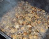 Foto del paso 3 de la receta: Menudos (no se tiran) de pollo encebollados con arroz