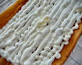 Foto del paso 5 de la receta: Brazo gitano de fresones blancos y rojos con nata y trufa