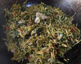 Foto langkah ke 4 dari resep Tumis Daun Singkong Bunga Pepaya.