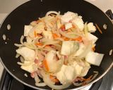 A picture of step 2 of Jiamppong (Korean seafood & vegetable noodle soup).