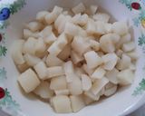 Hình bước làm 3 của món Chè củ năng hạt sen trứng cút
