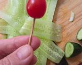 Foto del paso 4 de la receta: Corona navideña express de hummus 🎄Hummus decorado con tomatitos, olivas, pepino y alcaparras 🎄