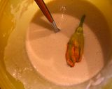 Foto del passaggio 5 della ricetta Fiori di zucca ripieni e fritti