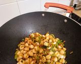 Foto del paso 5 de la receta Wok de mote con surimi en salsa picante